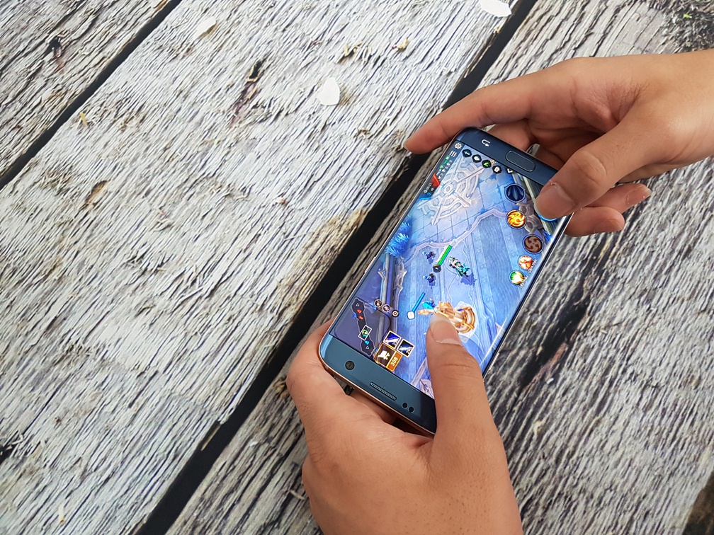 Samsung Galaxy S7 Edge cho hiển thị các màu sắc rực rỡ , ở các góc nhìn  không bị chệnh lệch độ sáng quá nhiều.