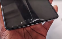 Chi phí sửa màn hình điện thoại Samsung gập vượt ngoài sức tưởng tượng